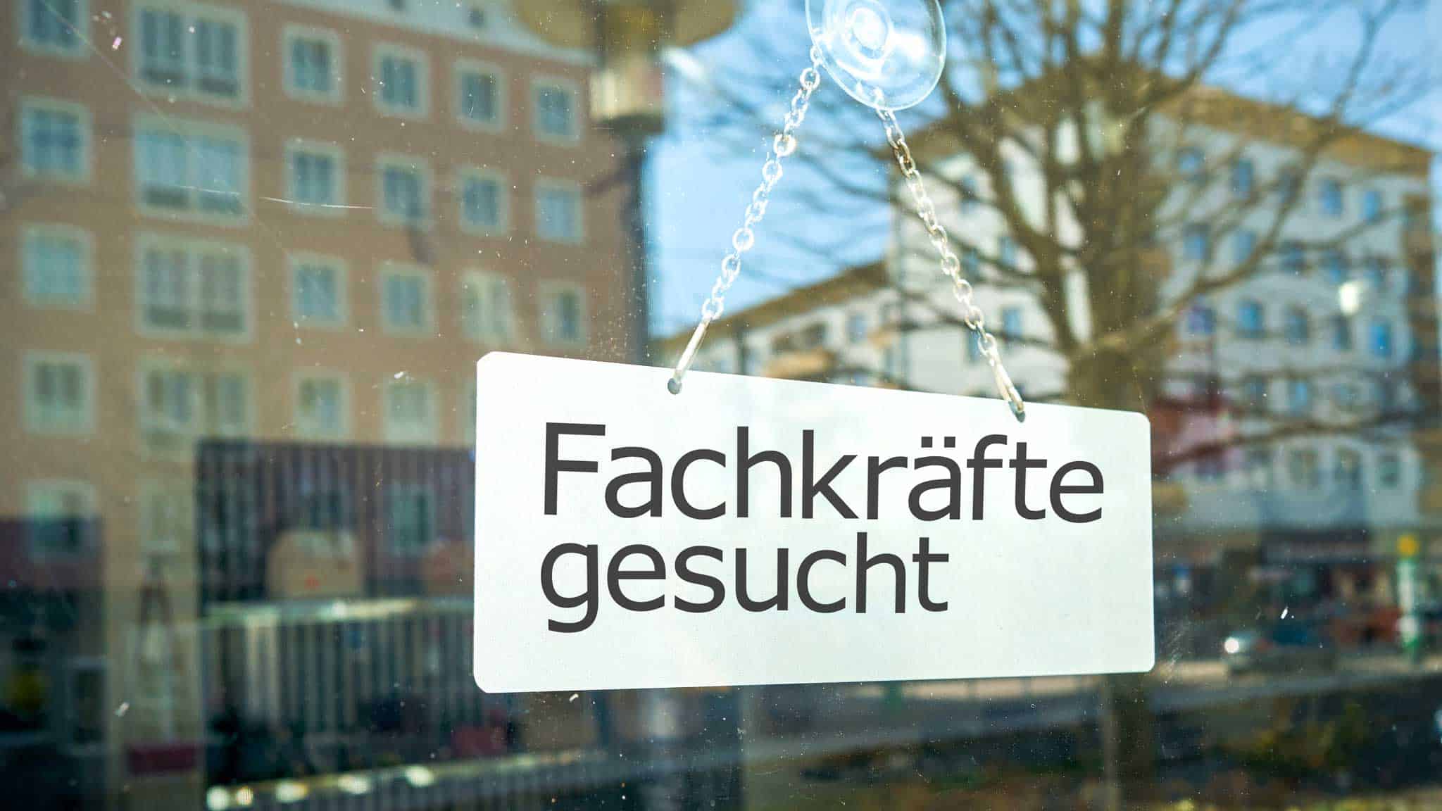 Fachkraeftemangel Suchen Schild