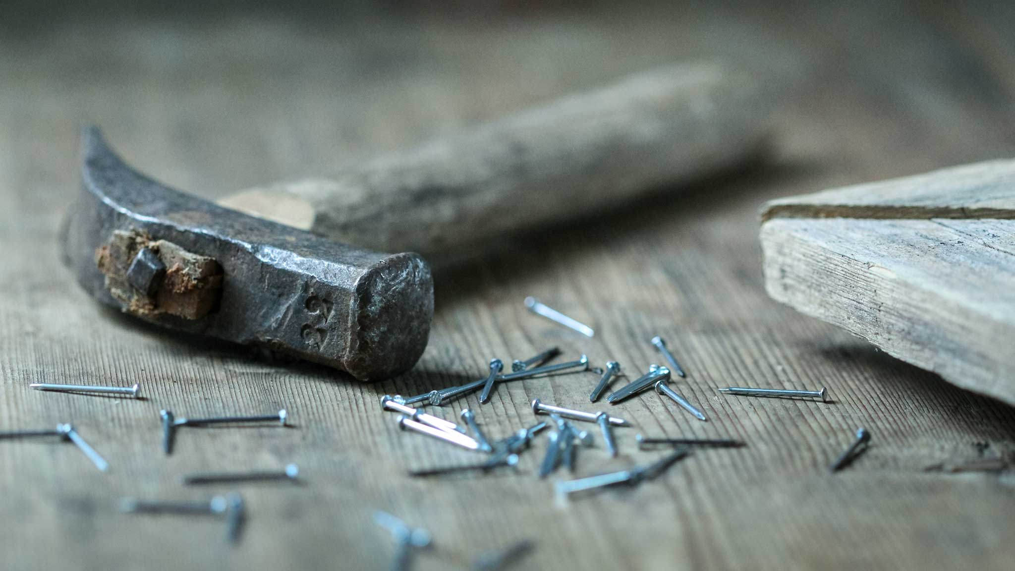 Hammer und Nägel